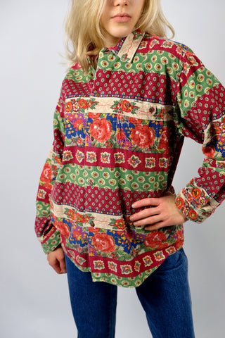 80s/90s Cordhemd von Benetton, made in Italy, mit tollem Boho Blumenmuster in bunten Farben – zu empfehlen für eine heutige S oder kleine M (bitte Maße beachten); auch oversized von kleineren Größen tragbar – ein seltenes Fundstück und absolutes Highlight