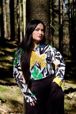 80s Bluse in tollem Schnitt mit Crazy Pattern Print in Weiß, Schwarz, Gelb und Grün – made in Italy, Größe L und ein absolutes Highlight