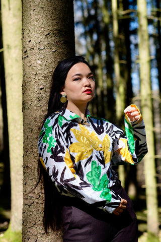 80s Bluse in tollem Schnitt mit Crazy Pattern Print in Weiß, Schwarz, Gelb und Grün – made in Italy, Größe L und ein absolutes Highlight