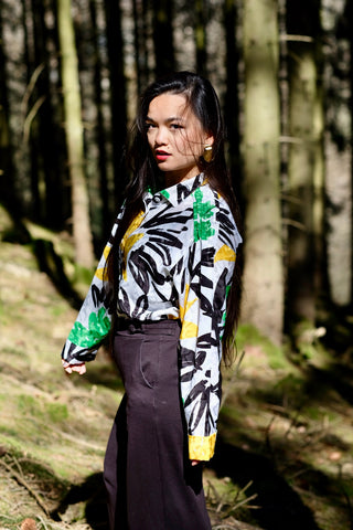 80s Bluse in tollem Schnitt mit Crazy Pattern Print in Weiß, Schwarz, Gelb und Grün – made in Italy, Größe L und ein absolutes Highlight