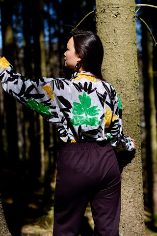 80s Bluse in tollem Schnitt mit Crazy Pattern Print in Weiß, Schwarz, Gelb und Grün – made in Italy, Größe L und ein absolutes Highlight