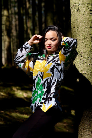 80s Bluse in tollem Schnitt mit Crazy Pattern Print in Weiß, Schwarz, Gelb und Grün – made in Italy, Größe L und ein absolutes Highlight