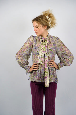 Halbtransparente, locker geschnittene 70s Bluse mit Schluppenkragen, tollen Puff-/Ballonärmeln sowie floralem Muster in Creme, Grün, Flieder und Pink/Rosa – ideal für eine heutige XS und ein absolutes Highlight