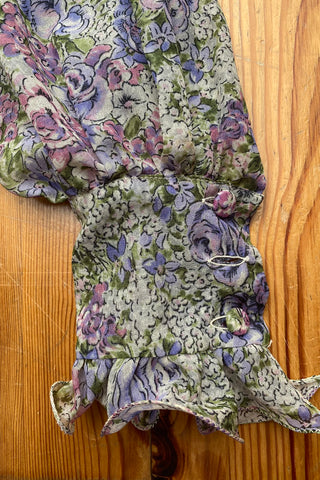 Halbtransparente, locker geschnittene 70s Bluse mit Schluppenkragen, tollen Puff-/Ballonärmeln sowie floralem Muster in Creme, Grün, Flieder und Pink/Rosa – ideal für eine heutige XS und ein absolutes Highlight