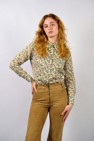 Leichte 70s Bluse made in Ireland aus dünner und sehr angenehmer Baumwolle mit tollem Kragen und hübschem Blümchenmuster in Anthrazit, Hellgrün, Altrosa, Hellgelb, Peach/Lachs, Orange und Weiß – tragbar von einer heutigen XS oder S je nach gewünschter Passform – ein seltenes Fundstück und absolutes Highlight
