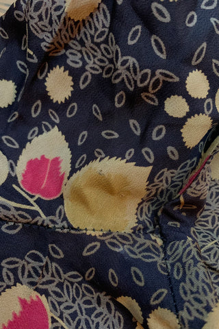 70s Bluse in Anthrazit (von uns reworked, von einem Kleid zur Langarmbluse), mit tollem Blätter Print in hellem Oliv, Graugrün, Rot/Beere und Grau – wir empfehlen die Bluse einer XS – ein wahres Unikat und absolutes Highlight