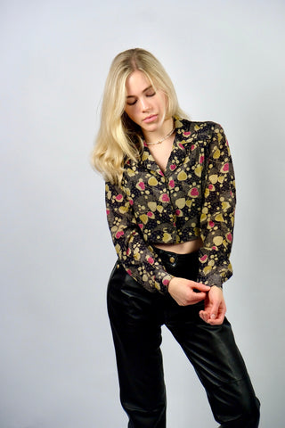 70s Bluse in Anthrazit (von uns reworked, von einem Kleid zur Langarmbluse), mit tollem Blätter Print in hellem Oliv, Graugrün, Rot/Beere und Grau – wir empfehlen die Bluse einer XS – ein wahres Unikat und absolutes Highlight