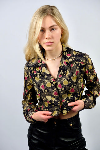 70s Bluse in Anthrazit (von uns reworked, von einem Kleid zur Langarmbluse), mit tollem Blätter Print in hellem Oliv, Graugrün, Rot/Beere und Grau – wir empfehlen die Bluse einer XS – ein wahres Unikat und absolutes Highlight
