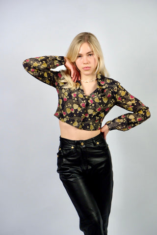 70s Bluse in Anthrazit (von uns reworked, von einem Kleid zur Langarmbluse), mit tollem Blätter Print in hellem Oliv, Graugrün, Rot/Beere und Grau – wir empfehlen die Bluse einer XS – ein wahres Unikat und absolutes Highlight
