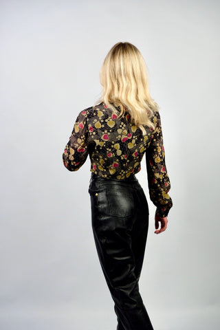 70s Bluse in Anthrazit (von uns reworked, von einem Kleid zur Langarmbluse), mit tollem Blätter Print in hellem Oliv, Graugrün, Rot/Beere und Grau – wir empfehlen die Bluse einer XS – ein wahres Unikat und absolutes Highlight