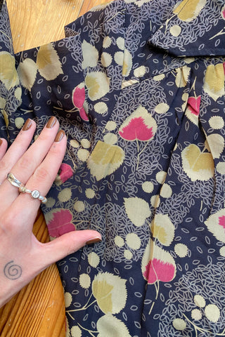 70s Bluse in Anthrazit (von uns reworked, von einem Kleid zur Langarmbluse), mit tollem Blätter Print in hellem Oliv, Graugrün, Rot/Beere und Grau – wir empfehlen die Bluse einer XS – ein wahres Unikat und absolutes Highlight