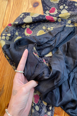 70s Bluse in Anthrazit (von uns reworked, von einem Kleid zur Langarmbluse), mit tollem Blätter Print in hellem Oliv, Graugrün, Rot/Beere und Grau – wir empfehlen die Bluse einer XS – ein wahres Unikat und absolutes Highlight