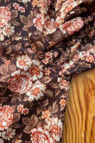 70s Bluse in Dunkelbraun (von uns reworked, von einem Handmade Kleid zur ¾-Bluse), mit tollem Kragen und Blumen Print in Braun, Hellbraun, Rot, Orange und Weiß – wir empfehlen die Bluse einer XS – ein wahres Unikat und absolutes Highlight
