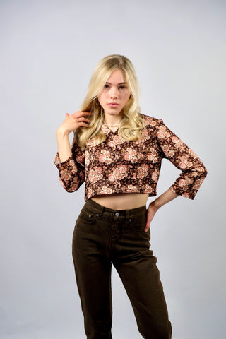 70s Bluse in Dunkelbraun (von uns reworked, von einem Handmade Kleid zur ¾-Bluse), mit tollem Kragen und Blumen Print in Braun, Hellbraun, Rot, Orange und Weiß – wir empfehlen die Bluse einer XS – ein wahres Unikat und absolutes Highlight