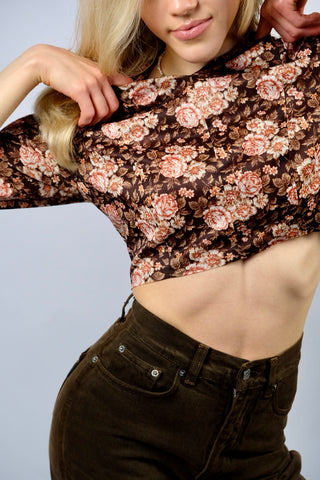 70s Bluse in Dunkelbraun (von uns reworked, von einem Handmade Kleid zur ¾-Bluse), mit tollem Kragen und Blumen Print in Braun, Hellbraun, Rot, Orange und Weiß – wir empfehlen die Bluse einer XS – ein wahres Unikat und absolutes Highlight
