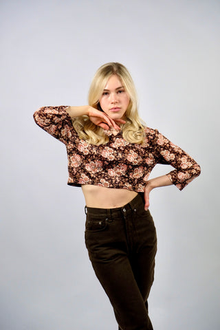 70s Bluse in Dunkelbraun (von uns reworked, von einem Handmade Kleid zur ¾-Bluse), mit tollem Kragen und Blumen Print in Braun, Hellbraun, Rot, Orange und Weiß – wir empfehlen die Bluse einer XS – ein wahres Unikat und absolutes Highlight