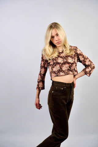 70s Bluse in Dunkelbraun (von uns reworked, von einem Handmade Kleid zur ¾-Bluse), mit tollem Kragen und Blumen Print in Braun, Hellbraun, Rot, Orange und Weiß – wir empfehlen die Bluse einer XS – ein wahres Unikat und absolutes Highlight