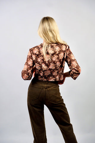70s Bluse in Dunkelbraun (von uns reworked, von einem Handmade Kleid zur ¾-Bluse), mit tollem Kragen und Blumen Print in Braun, Hellbraun, Rot, Orange und Weiß – wir empfehlen die Bluse einer XS – ein wahres Unikat und absolutes Highlight
