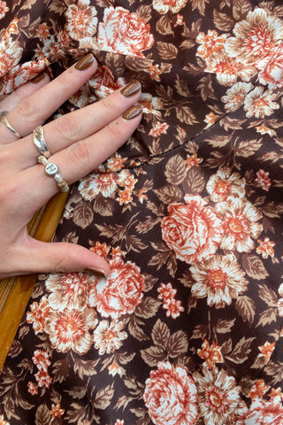 70s Bluse in Dunkelbraun (von uns reworked, von einem Handmade Kleid zur ¾-Bluse), mit tollem Kragen und Blumen Print in Braun, Hellbraun, Rot, Orange und Weiß – wir empfehlen die Bluse einer XS – ein wahres Unikat und absolutes Highlight