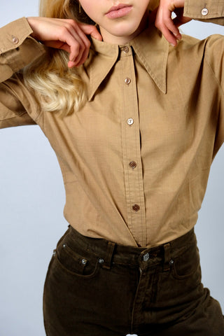 Hellbraune, leichte 70s Basic Bluse aus Baumwollmischung – wir empfehlen die Bluse einer heutigen M
