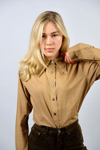 Hellbraune, leichte 70s Basic Bluse aus Baumwollmischung – wir empfehlen die Bluse einer heutigen M