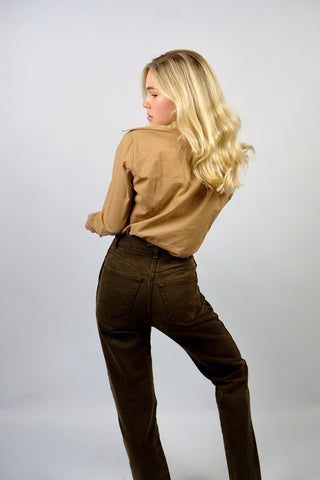 Hellbraune, leichte 70s Basic Bluse aus Baumwollmischung – wir empfehlen die Bluse einer heutigen M