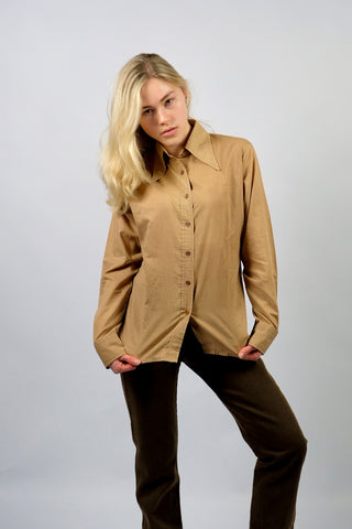 Hellbraune, leichte 70s Basic Bluse aus Baumwollmischung – wir empfehlen die Bluse einer heutigen M