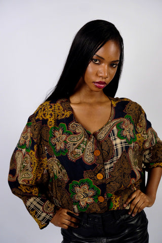 Hochwertige 80s Bluse aus West Germany – von uns gecropped – mit Boho Paisley Print in Anthrazit, Beige, Braun, Grün, Senf, Rot und Blaugrau – wir empfehlen die Bluse einer heutigen XXL bis 3XL (44/46) – ein Unikat und absolutes Highlight