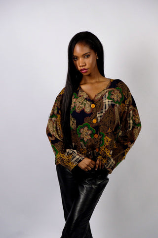 Hochwertige 80s Bluse aus West Germany – von uns gecropped – mit Boho Paisley Print in Anthrazit, Beige, Braun, Grün, Senf, Rot und Blaugrau – wir empfehlen die Bluse einer heutigen XXL bis 3XL (44/46) – ein Unikat und absolutes Highlight