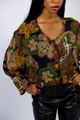 Hochwertige 80s Bluse aus West Germany – von uns gecropped – mit Boho Paisley Print in Anthrazit, Beige, Braun, Grün, Senf, Rot und Blaugrau – wir empfehlen die Bluse einer heutigen XXL bis 3XL (44/46) – ein Unikat und absolutes Highlight