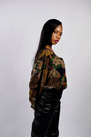 Hochwertige 80s Bluse aus West Germany – von uns gecropped – mit Boho Paisley Print in Anthrazit, Beige, Braun, Grün, Senf, Rot und Blaugrau – wir empfehlen die Bluse einer heutigen XXL bis 3XL (44/46) – ein Unikat und absolutes Highlight