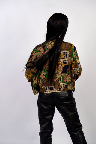 Hochwertige 80s Bluse aus West Germany – von uns gecropped – mit Boho Paisley Print in Anthrazit, Beige, Braun, Grün, Senf, Rot und Blaugrau – wir empfehlen die Bluse einer heutigen XXL bis 3XL (44/46) – ein Unikat und absolutes Highlight