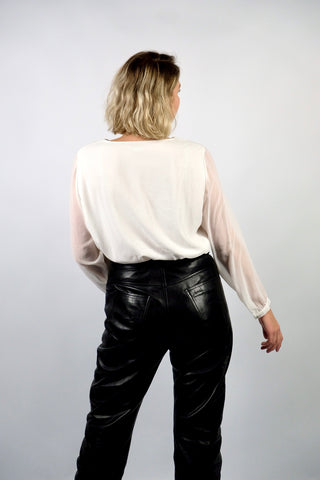 Weiße 90s Bluse mit zartem Stickereimuster, Schalkragen und transparenten Ärmeln, fließend geschnitten – entspricht ca. einer heutigen XL/XXL (bitte Maße beachten)