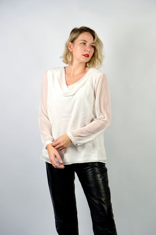 Weiße 90s Bluse mit zartem Stickereimuster, Schalkragen und transparenten Ärmeln, fließend geschnitten – entspricht ca. einer heutigen XL/XXL (bitte Maße beachten)