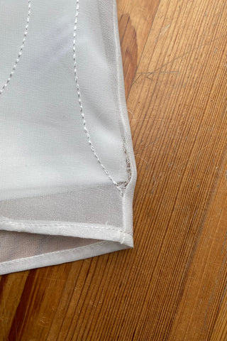Weiße 90s Bluse mit zartem Stickereimuster, Schalkragen und transparenten Ärmeln, fließend geschnitten – entspricht ca. einer heutigen XL/XXL (bitte Maße beachten)