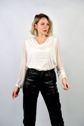 Weiße 90s Bluse mit zartem Stickereimuster, Schalkragen und transparenten Ärmeln, fließend geschnitten – entspricht ca. einer heutigen XL/XXL (bitte Maße beachten)
