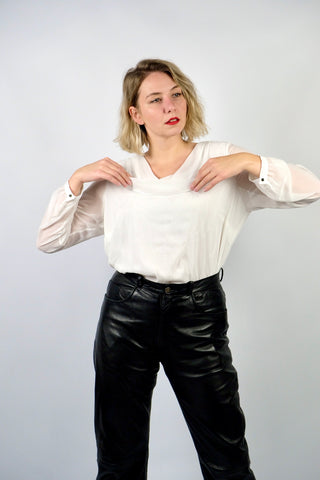 Weiße 90s Bluse mit zartem Stickereimuster, Schalkragen und transparenten Ärmeln, fließend geschnitten – entspricht ca. einer heutigen XL/XXL (bitte Maße beachten)