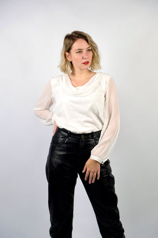 Weiße 90s Bluse mit zartem Stickereimuster, Schalkragen und transparenten Ärmeln, fließend geschnitten – entspricht ca. einer heutigen XL/XXL (bitte Maße beachten)