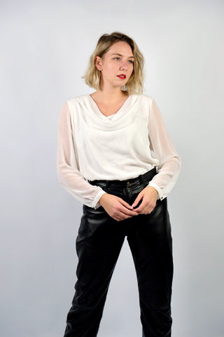 Weiße 90s Bluse mit zartem Stickereimuster, Schalkragen und transparenten Ärmeln, fließend geschnitten – entspricht ca. einer heutigen XL/XXL (bitte Maße beachten)