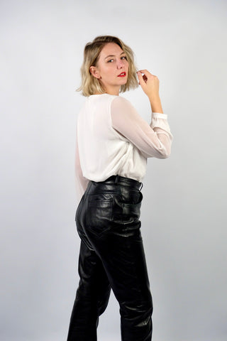 Weiße 90s Bluse mit zartem Stickereimuster, Schalkragen und transparenten Ärmeln, fließend geschnitten – entspricht ca. einer heutigen XL/XXL (bitte Maße beachten)