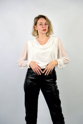 Weiße 90s Bluse mit zartem Stickereimuster, Schalkragen und transparenten Ärmeln, fließend geschnitten – entspricht ca. einer heutigen XL/XXL (bitte Maße beachten)