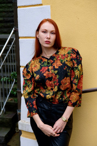 80s Bluse mit Puffärmeln und floralem Print in Schwarz, Gold, Rot, Orange/Rost und Grüntönen – wir empfehlen die Bluse einer L bis XL – ein absolutes Highlight