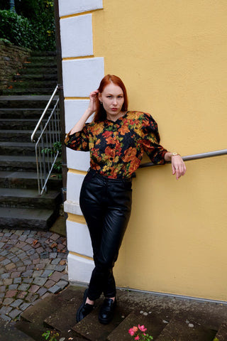 80s Bluse mit Puffärmeln und floralem Print in Schwarz, Gold, Rot, Orange/Rost und Grüntönen – wir empfehlen die Bluse einer L bis XL – ein absolutes Highlight
