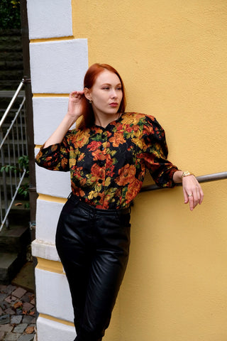 80s Bluse mit Puffärmeln und floralem Print in Schwarz, Gold, Rot, Orange/Rost und Grüntönen – wir empfehlen die Bluse einer L bis XL – ein absolutes Highlight