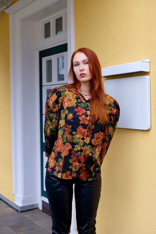 80s Bluse mit Puffärmeln und floralem Print in Schwarz, Gold, Rot, Orange/Rost und Grüntönen – wir empfehlen die Bluse einer L bis XL – ein absolutes Highlight