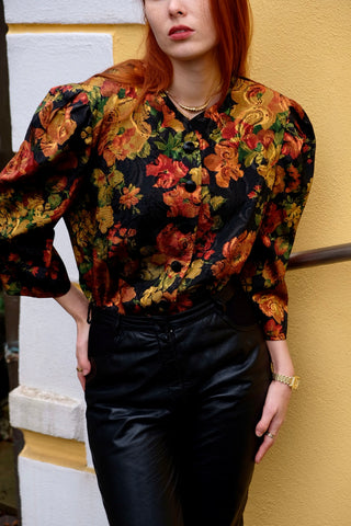 80s Bluse mit Puffärmeln und floralem Print in Schwarz, Gold, Rot, Orange/Rost und Grüntönen – wir empfehlen die Bluse einer L bis XL – ein absolutes Highlight