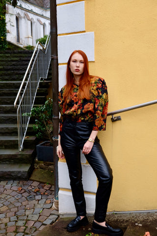 80s Bluse mit Puffärmeln und floralem Print in Schwarz, Gold, Rot, Orange/Rost und Grüntönen – wir empfehlen die Bluse einer L bis XL – ein absolutes Highlight