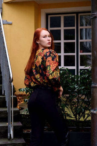 80s Bluse mit Puffärmeln und floralem Print in Schwarz, Gold, Rot, Orange/Rost und Grüntönen – wir empfehlen die Bluse einer L bis XL – ein absolutes Highlight
