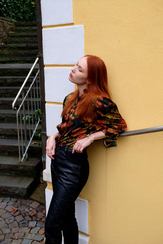 80s Bluse mit Puffärmeln und floralem Print in Schwarz, Gold, Rot, Orange/Rost und Grüntönen – wir empfehlen die Bluse einer L bis XL – ein absolutes Highlight
