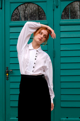 Weiße 90s Folklore Bluse aus reiner Baumwolle in längerem Schnitt mit leichten Puffärmeln und hübschen Knöpfen, zu empfehlen für eine L bis XL